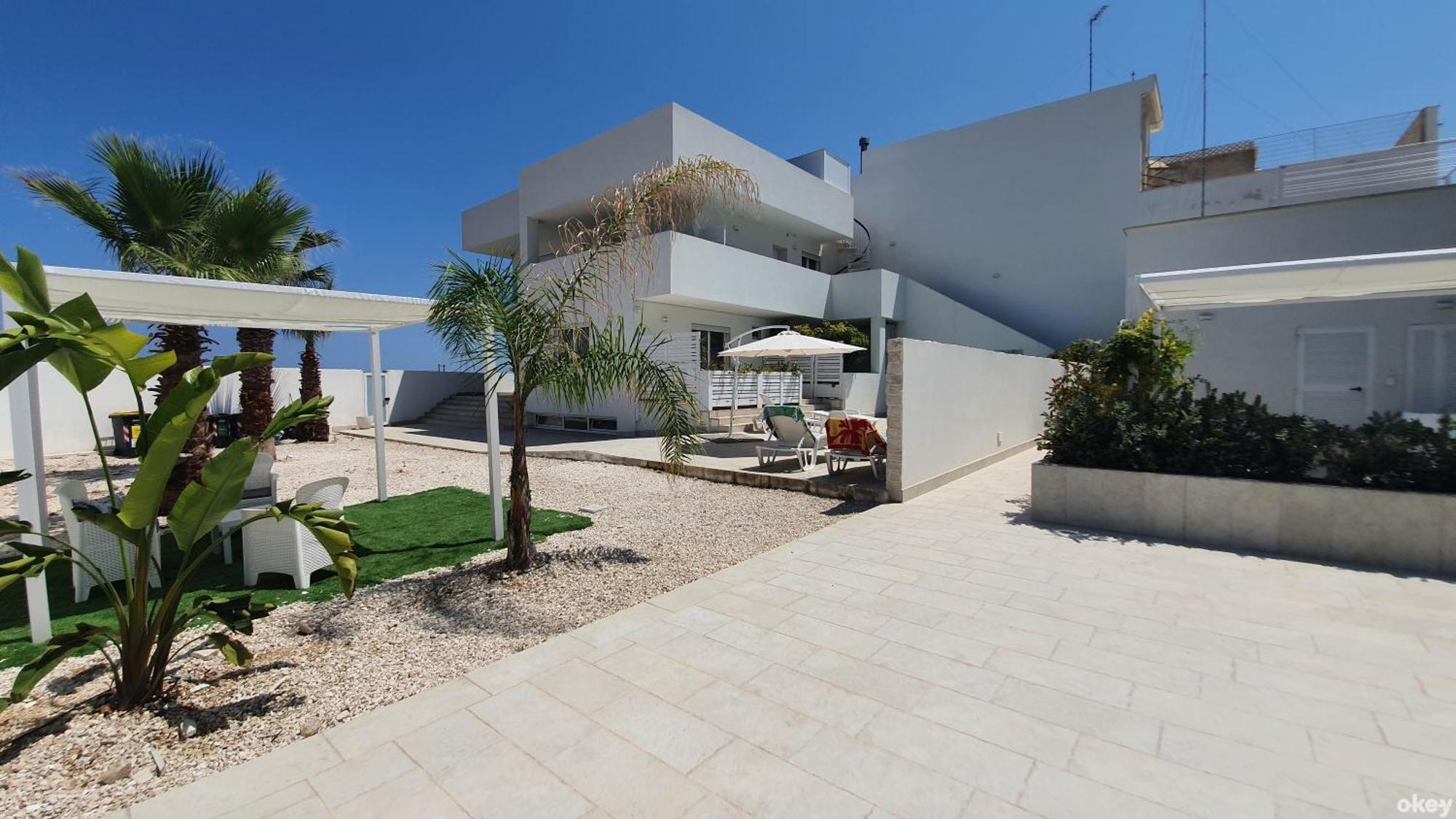 Villa Mediterranea Apartments - Seaview, Pool & Garden Bari Extérieur photo